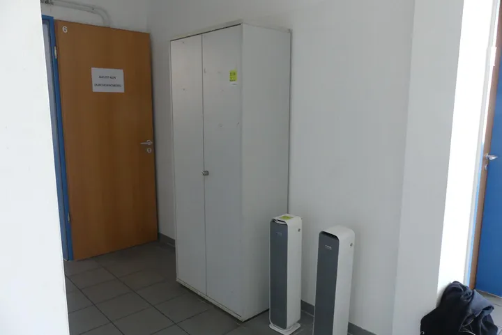 Schrank, mit Inhalt Maße in cm ca. 80 x 41 x 190